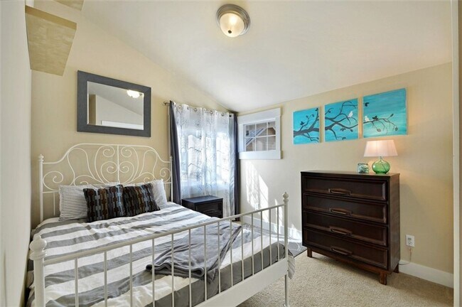 Building Photo - Stylish Townhome 4 Blocks North of Green Lake