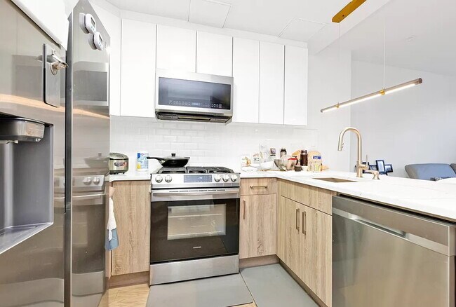 Building Photo - Comfortable Living in a Desirable Area