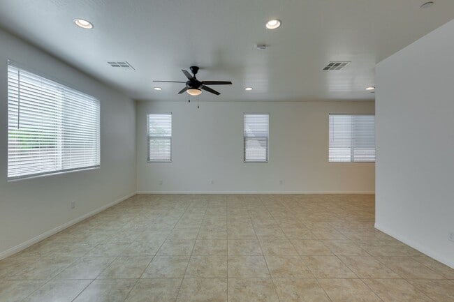 Building Photo - Gorgeous one story 4 bedroom 2 Bathroom Ho...