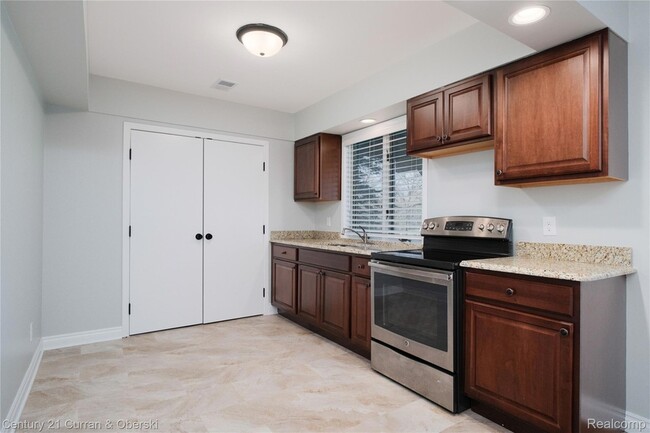 Building Photo - 1083 N Livernois Rd