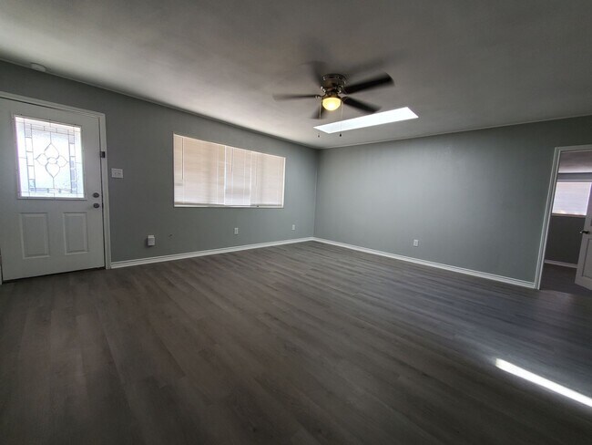 Building Photo - Charming 4 bedroom, 2 bath home AVAILABLE NOW!