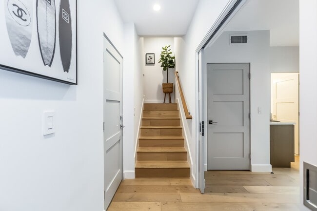 Building Photo - Stunning home in Studio City!
