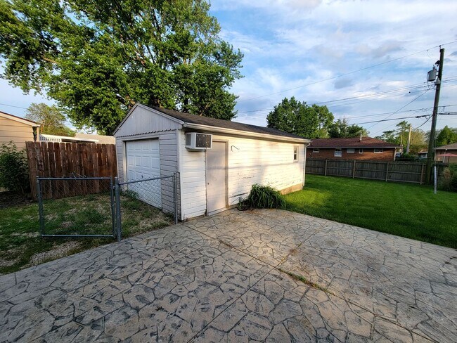 Building Photo - Fully Renovated 3 Bed Home in Southwest Champaign