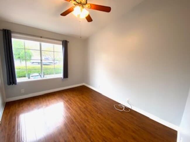 Building Photo - 2 Bed, 2 Bath Upper End Unit in Beautiful ...