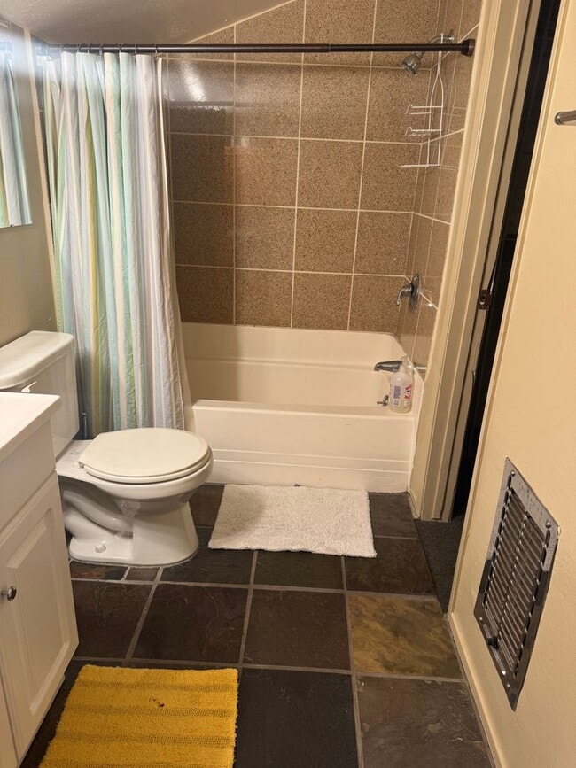 Building Photo - Spacious 2 Bed + Bonus Bedroom, 2 Bath Apa...