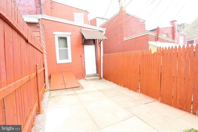 Building Photo - 314 S 16th St
