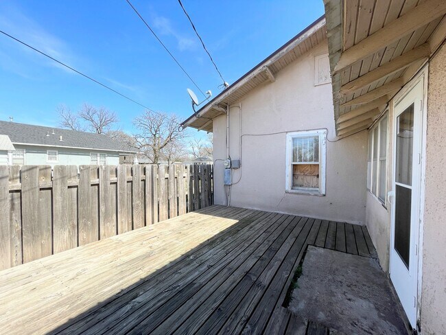 Building Photo - 3 bed in Nickerson with large fenced yard