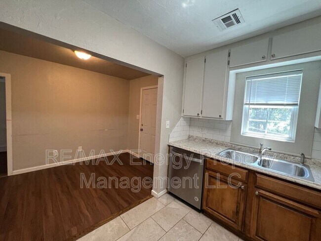 Building Photo - 2224 Doris Ave