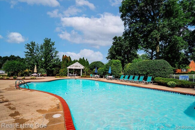 Building Photo - 430 Fox Hills Dr S