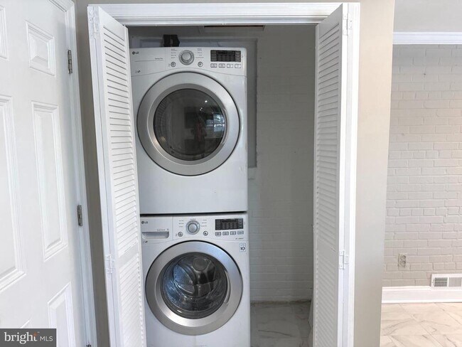 Building Photo - 7419 Farnum St