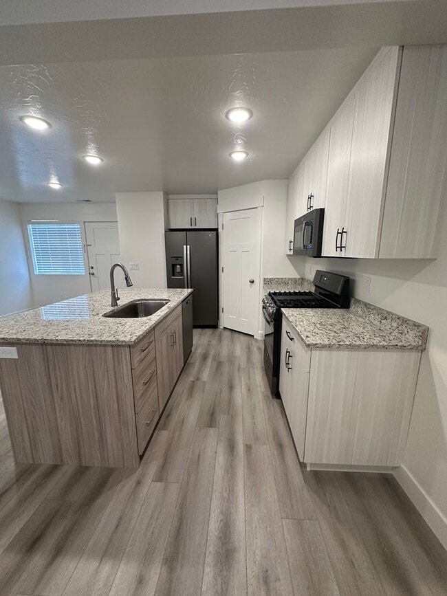Building Photo - Charming Townhome