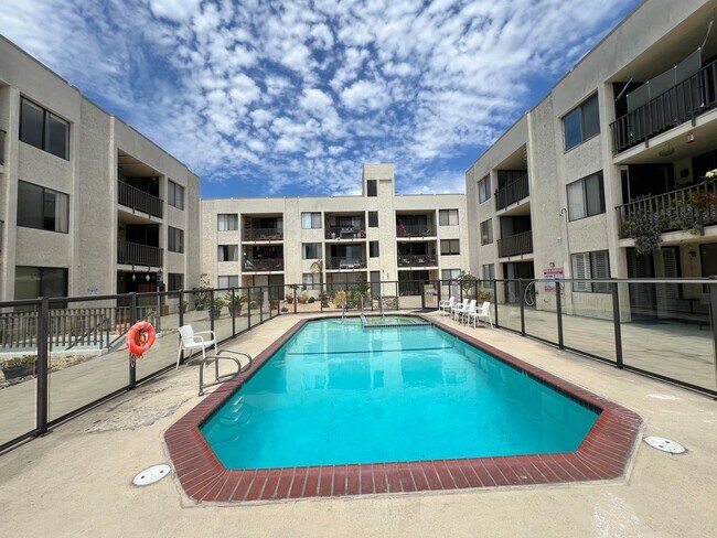 Building Photo - Oceanfront Top-Floor Condo – 1 Bed, 1 Bath...