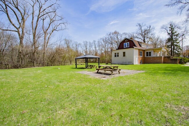 Building Photo - 1305 Oswego Rd