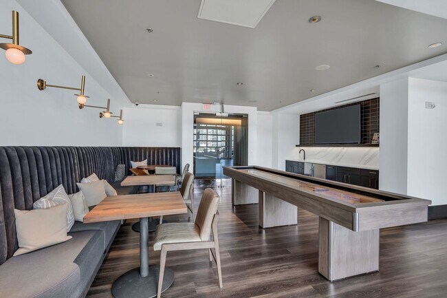 Building Photo - Awesome 1BE/1BA Condo in the Gulch w/2-res...
