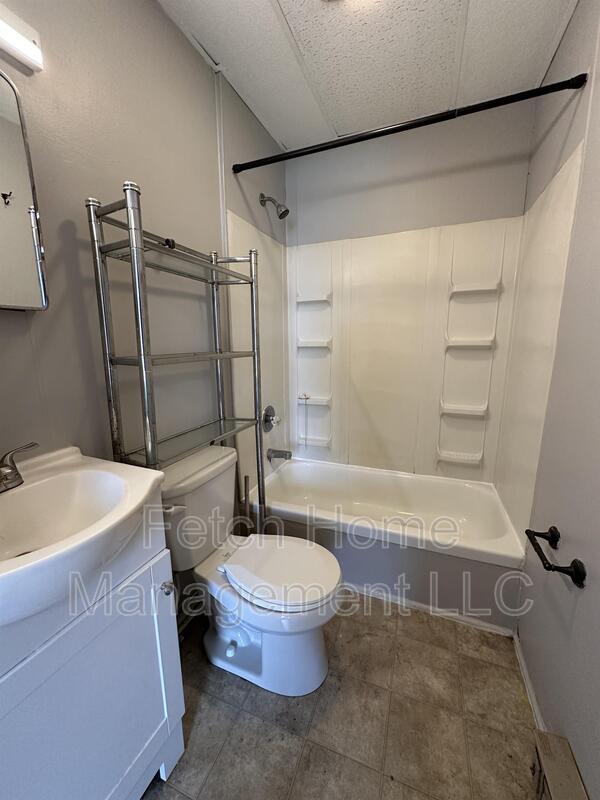 Building Photo - 107 E Main St