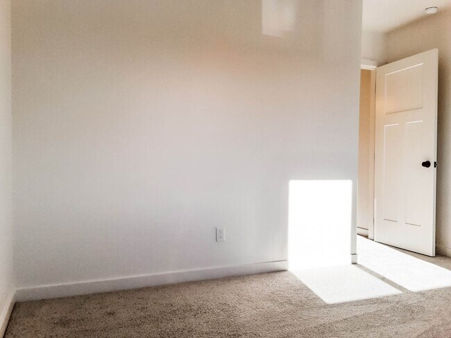 Building Photo - NEW 2 BED / 1.5 BATH TOWNHOME