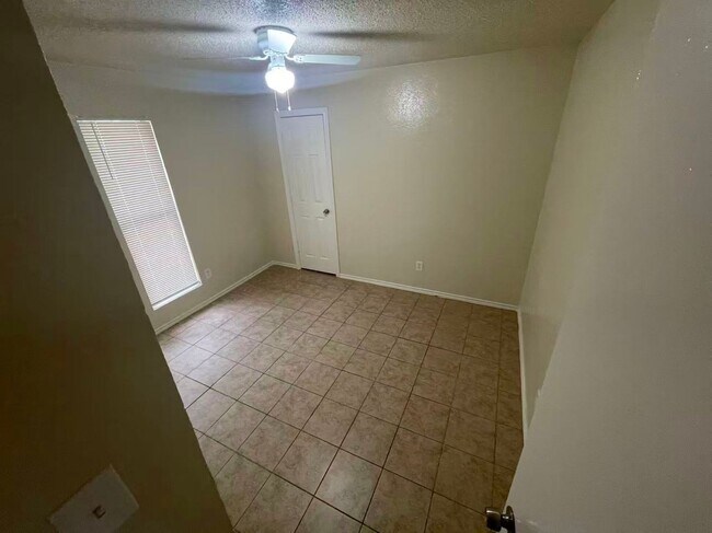 Building Photo - Beautiful 4 Bedroom 2 Bathroom in Plano!
