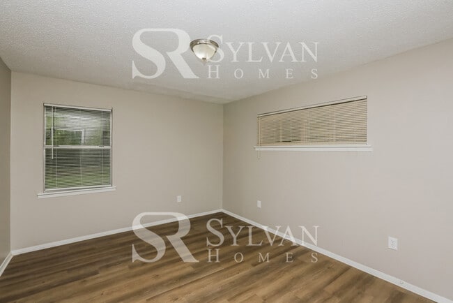 Building Photo - Step into this stunning 3-bedroom, 2-bathr...