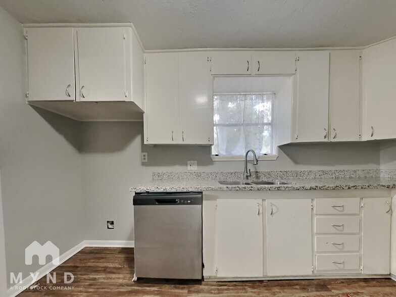 Building Photo - 4101 W Pear St