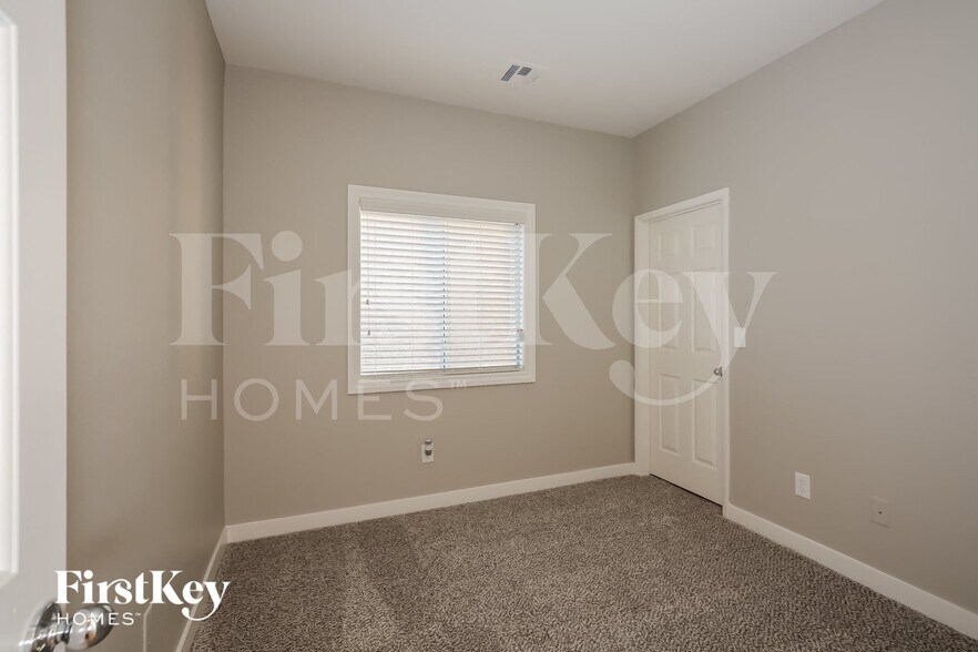 Building Photo - 3552 E Carisbrook Dr