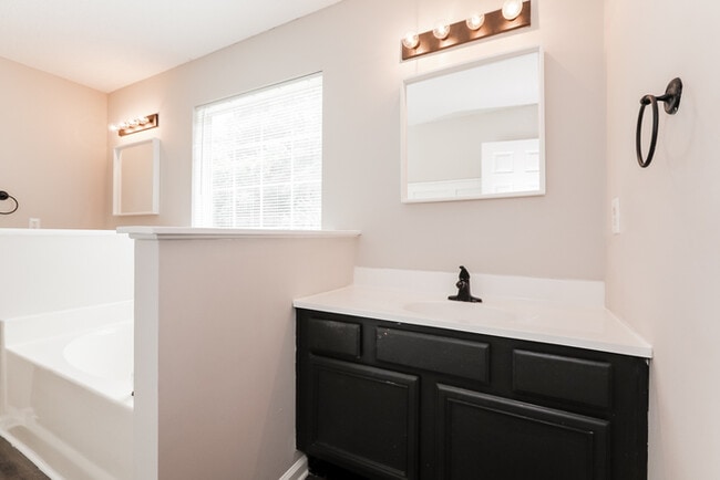 Building Photo - 709 Barbee Farm Dr
