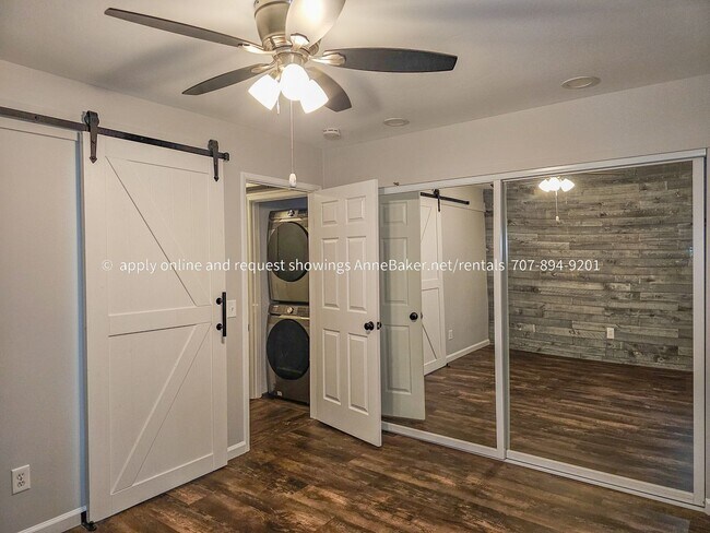 Building Photo - Exquisitely Updated Condo - Must See