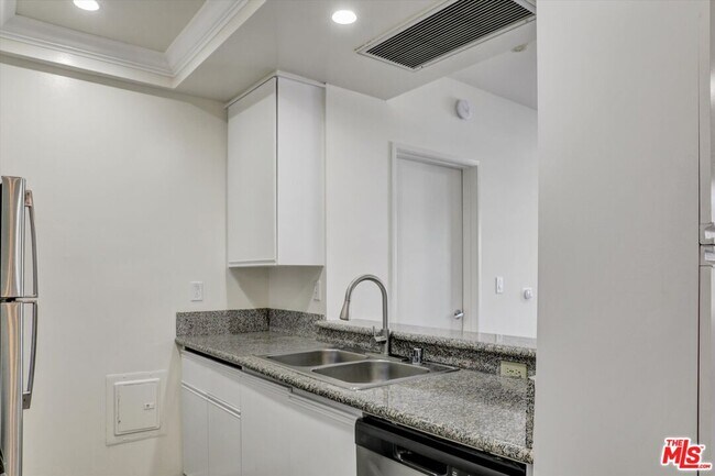 Building Photo - 10600 Wilshire Blvd