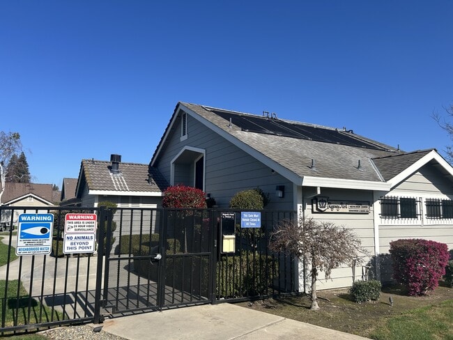 Building Photo - 2252 Southport Ln