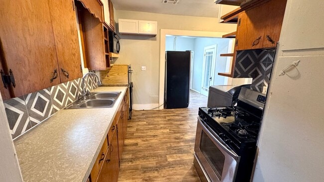 Building Photo - Charming 3-Bed, 2-Bath Home with Bonus Storage!