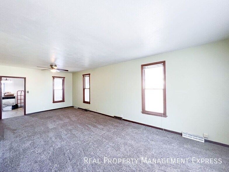 Building Photo - 3 Bed 1.5 Bath Near Downtown Sioux Falls