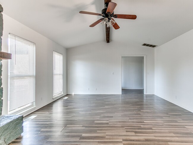 Building Photo - Beautiful 4 bedroom in South Tulsa and Union School District