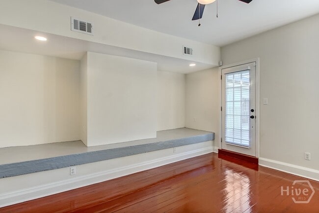 Building Photo - 303 W Henry St