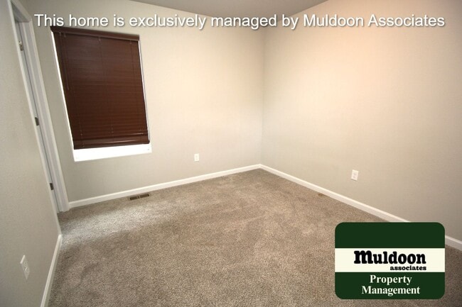 Building Photo - Beautiful end unit townhome