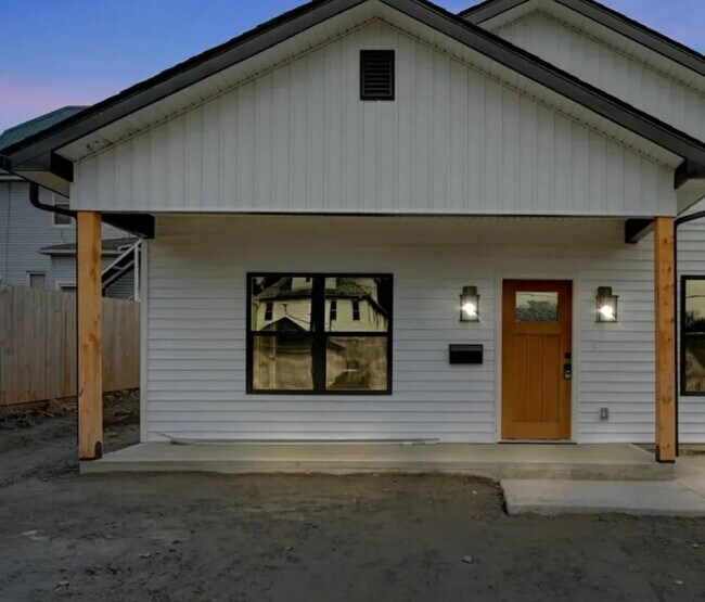 Building Photo - This gorgeous, newly built 2-bedroom, 1-bathroom duplex