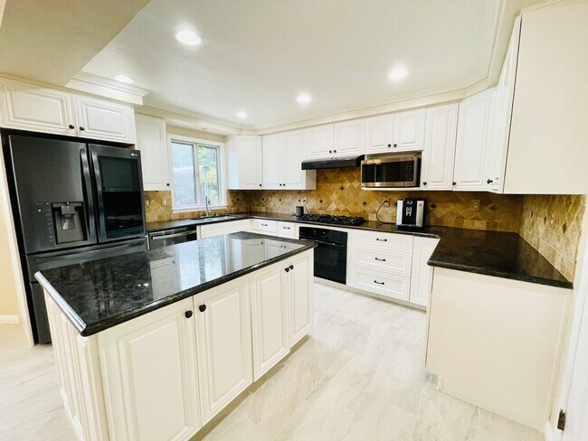 Building Photo - Beautiful 4 Bed 3 Bath + Huge Bonus Room A...