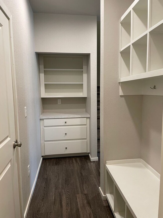 Building Photo - Luxury Rowhouse w/ 2-Car Garage in NE Ft. Collins