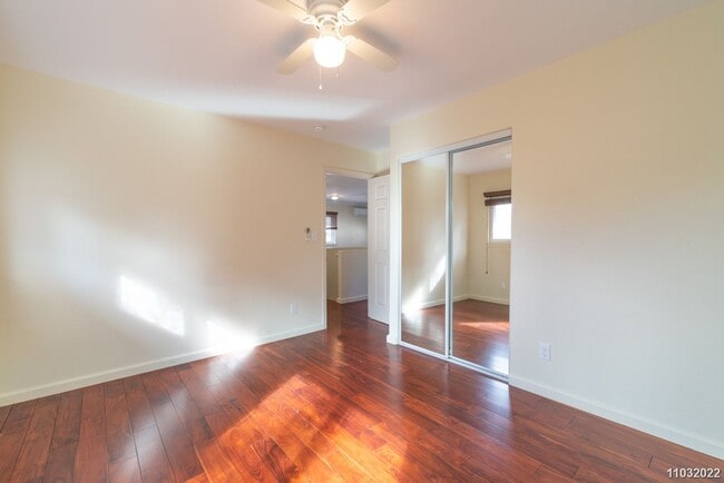 Building Photo - Available Now! Updated 3BR/2BA/2PKG unit i...