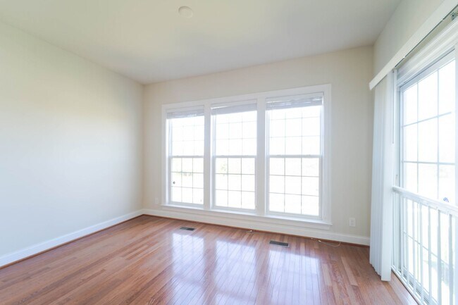 Building Photo - Gorgeous 3 Level Townhome