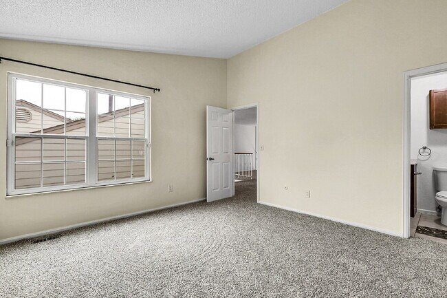 Building Photo - $2,695 - 5 Bed, 4 Bath Townhome in Aurora ...