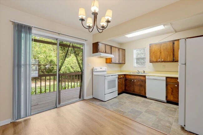 Building Photo - 1557 Live Oak Dr