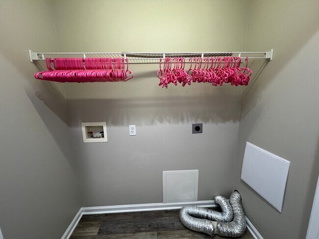 Building Photo - Super Cute 3/2 in Sevierville Close to everything!