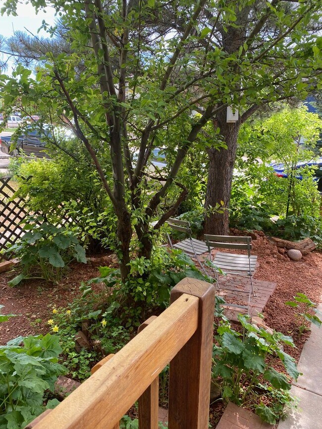Building Photo - 2 bedroom, 1.5 bath Townhome  $1600/month