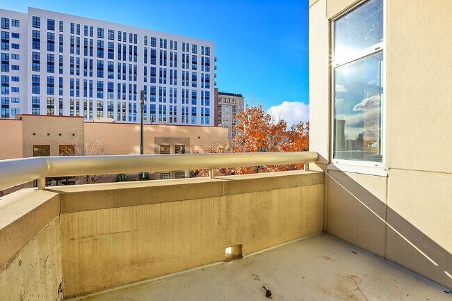 Building Photo - $2,350 - Urban 2 bed 2 bath Condo in Golde...