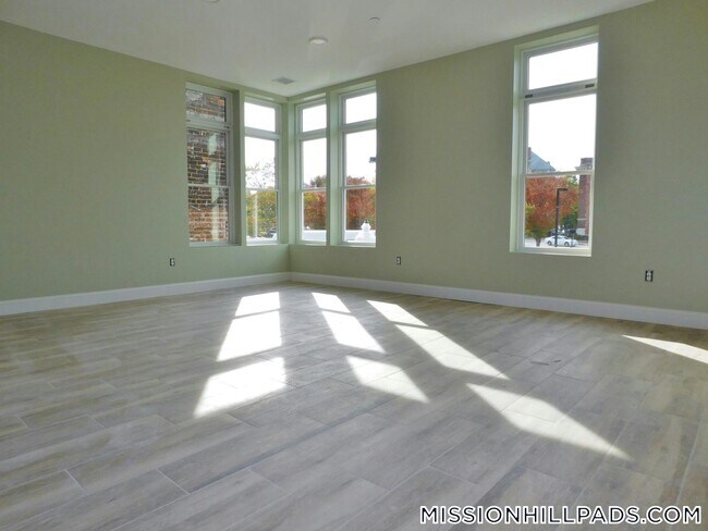 Building Photo - 10 Roxbury St