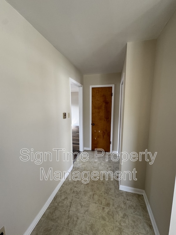 Building Photo - 10 N Main St