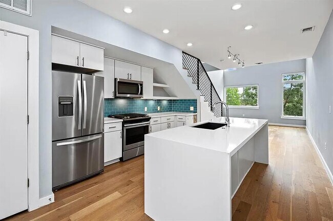 Building Photo - 2002 E 7th St