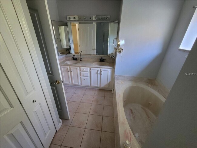 Building Photo - 1785 Grove Ct