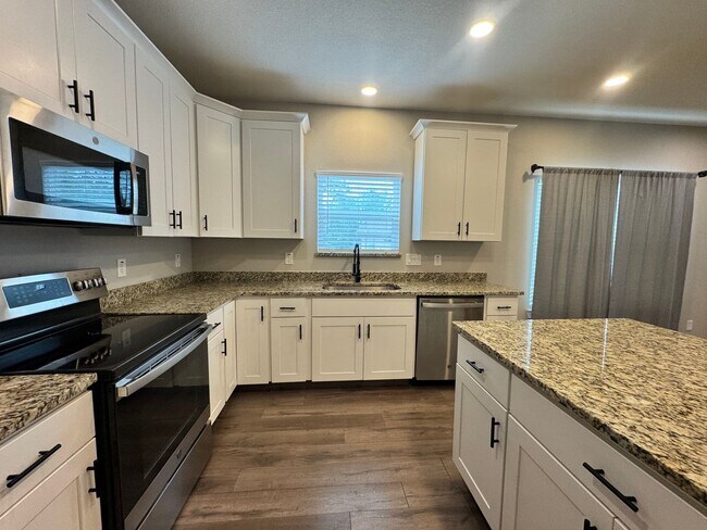 Building Photo - For Rent – 100 Brooklyn Dr, Canyon Lake, T...