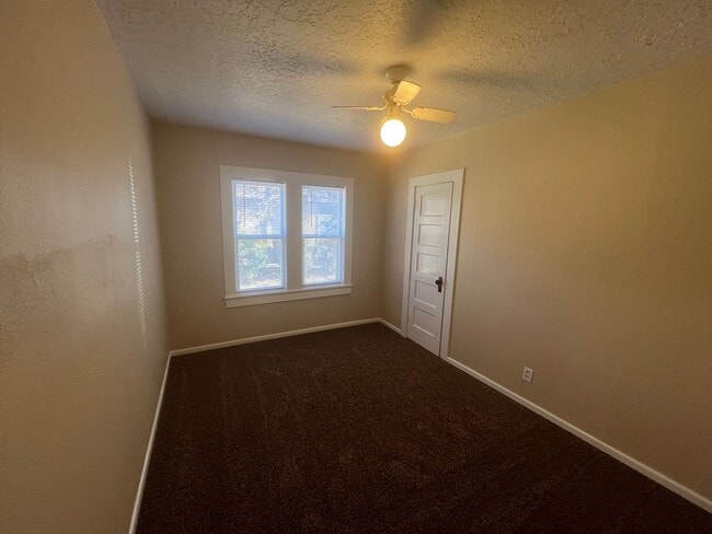 Building Photo - 730 W 17th Ln