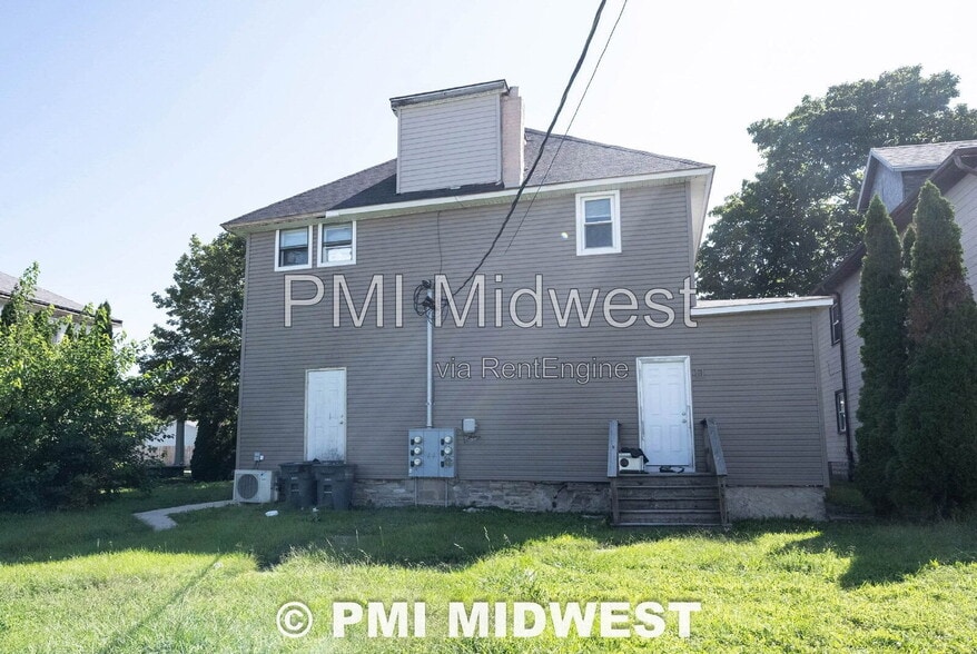 Building Photo - 611 N Main St